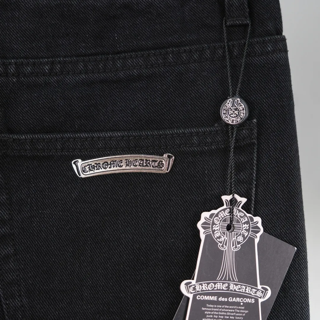P280 (top version) Chrome hearts new city-limited flame plaid black and pink jeans Chrome hearts city-limited jeans Hardware customization Original development vintage levis American-made 501 black and gray base remake Levi's American-made 501 base imported sheepskin 925 silver remake [Top heavy industry fashion design] Consistently high-street luxury style. Speaking of this style, the Zangyin family and GU family are definitely the leading representative brands. Especially the Zangyin family has really achieved a state-of-the-art effect in creating high-street style. The unique washed material is used to create this style. The color system is already quite eye-catching. After it is decorated with patchwork cross flowers, it cleverly highlights the charm of the brand. Secondly, this style uses classic The high-waist cutting design highlights the long legs and fashionable temperament of the upper body. The brand is highly recognizable and the slim fit configuration is more suitable for daily wear. It is a product that interprets personality, fashion, and specifications at a glance. This single product is enough to make any fan excited. It can be a white T-shirt for a youthful college style, or a tight suspender for a royal style. It has strong matching ability and can be easily controlled by men.  [Materials and craftsmanship] Needless to say, this point goes without saying. As an excellent craftsman brand, Zangyin’s requirements for details and craftsmanship are really perfect. The washed color of this model has gone through so many processes, not to mention the embellishment of denim appliques. It is also purely hand-made and sewn. Just like what they believe in, only hand-made things have soul and have the meaning of wear. A top-notch heavy-duty fashionable denim item, I look forward to your perfect interpretation! !  Color: Black Size: S M L XL